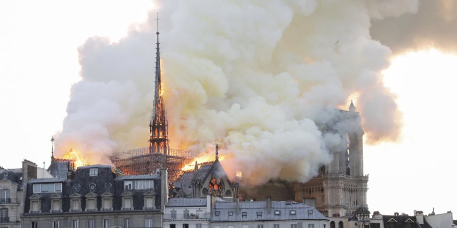 10 فيديوهات تحكي اللحظات الأخيرة في حياة برج كاتدرائية نوتردام باريس