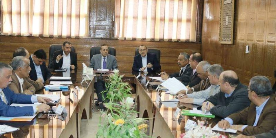 «شوشة» يجتمع برؤساء المدن لرفع كفاءة وتطوير قرى شمال سيناء (صور)