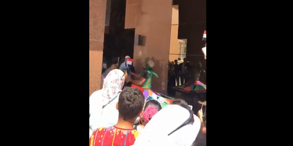 احتفالات شعبية وتنورة.. المصريون في دبي يشاركون في الاستفتاء (فيديو)