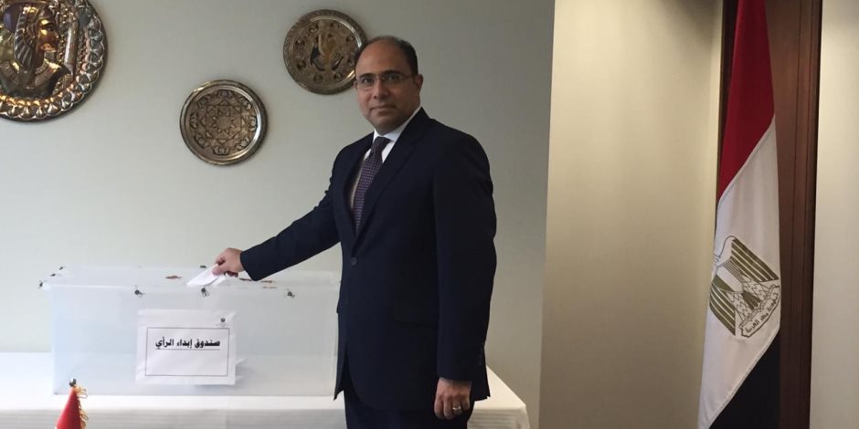 سفير مصر بكندا يدلي بصوته في الاستفتاء على التعديلات الدستورية
