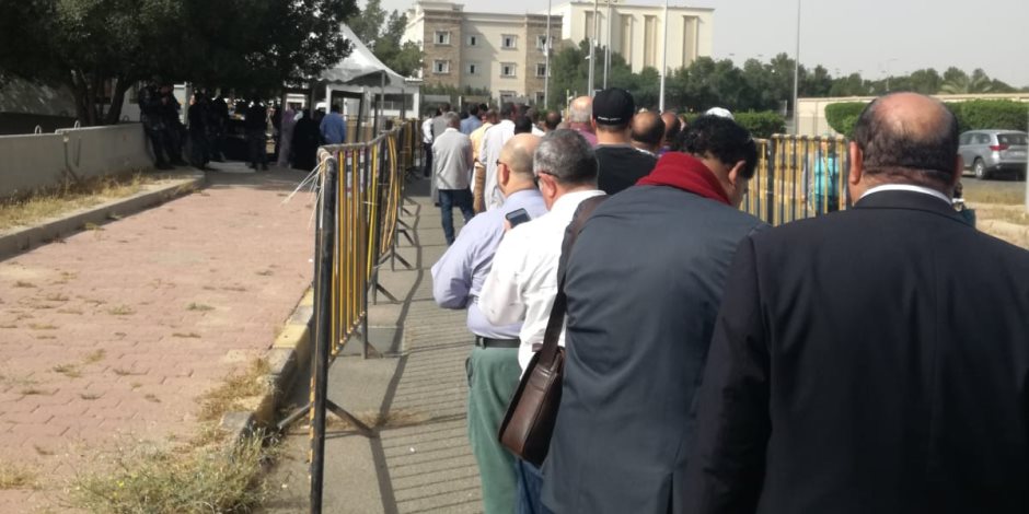 طابور الاستفتاء.. حشود أمام السفارة المصرية بالكويت للتصويت على التعديلات الدستورية (صورة)
