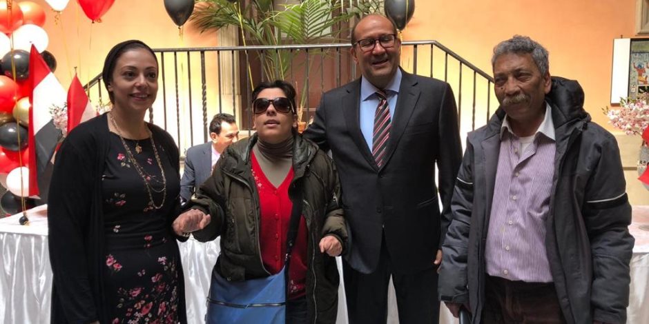 سفير مصر في إيطاليا يرصد بالصور الإقبال الكثيف على الاستفتاء 