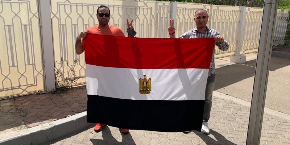 شاهد.. المصريون في أبو ظبي يشاركون في الاستفتاء على الدستور (صور)