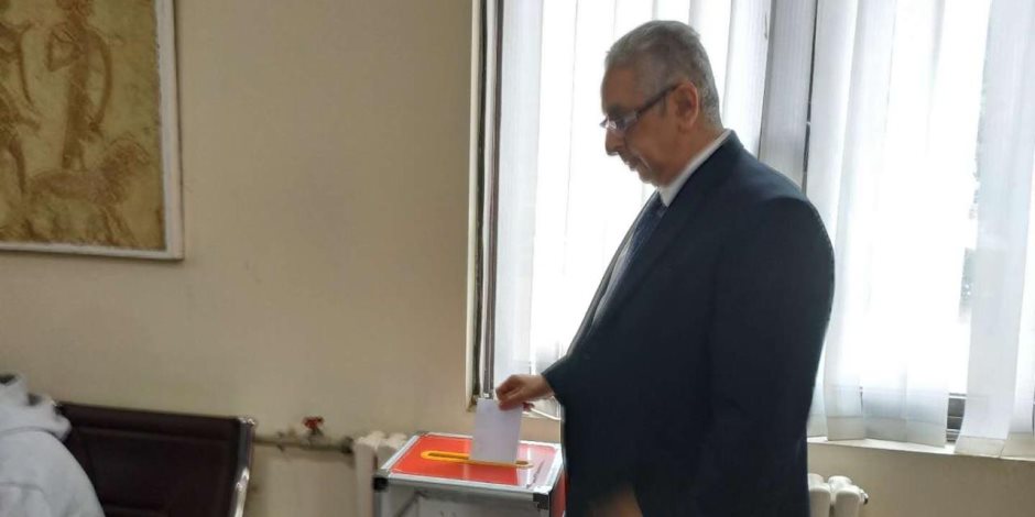  سفير مصر في بكين يدلى بصوته في الاستفتاء على التعديلات الدستورية (صور)