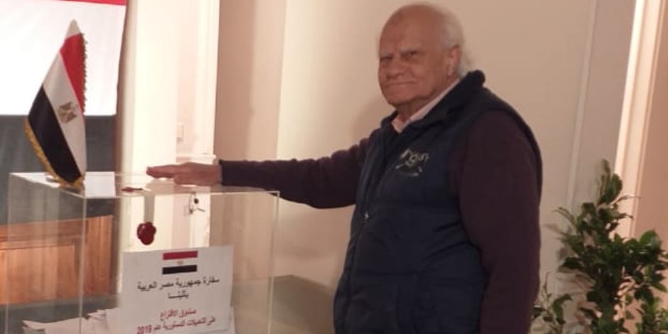 مسن مصري 90 عاما يشارك في الاستفتاء على التعديلات الدستورية باليونان