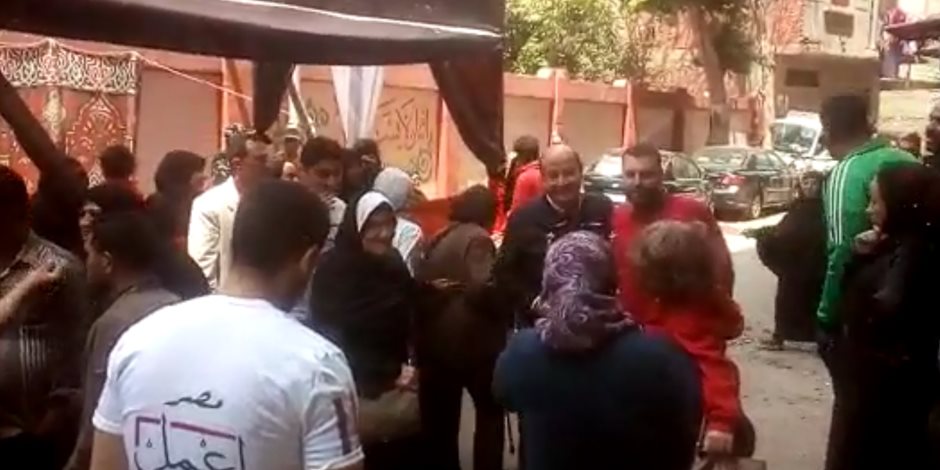 عمرو أديب يدلي بصوته في الاستفتاء وسط حفاوة من المواطنين