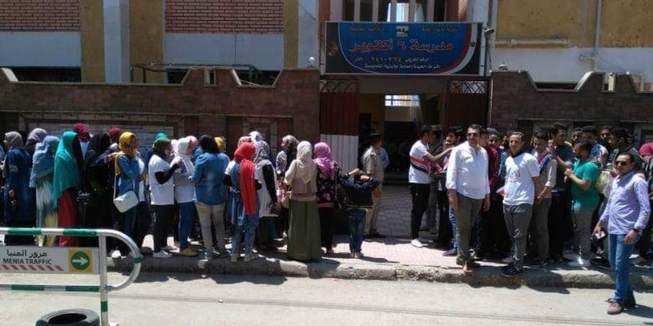 «احنا الأمل».. شباب المنيا يتوافدون على لجان استفتاء الدستور