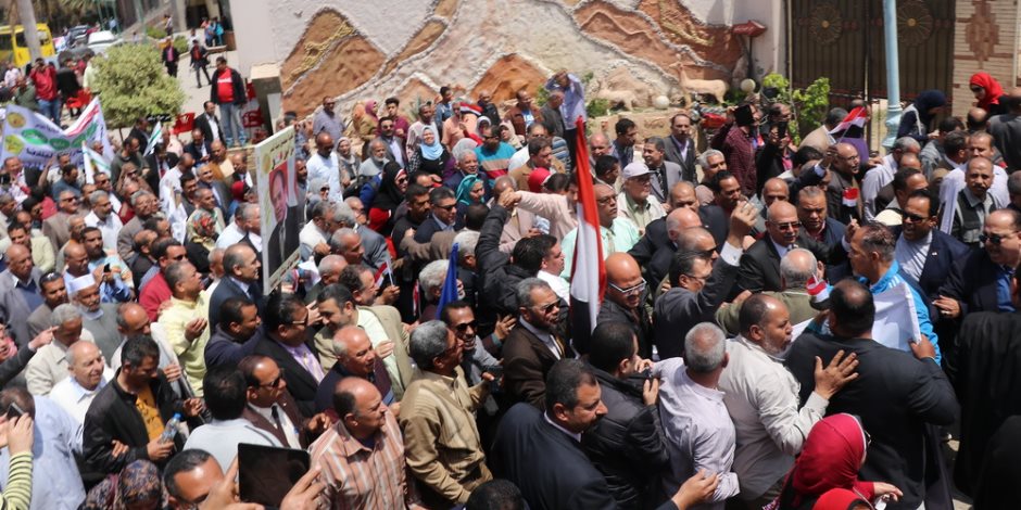 نقيب المعلمين يتقدم مسيرة حاشدة لدعم الاستفتاء على التعديلات الدستورية (صور)