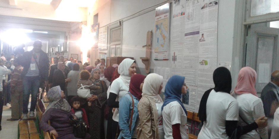 طوابير الناخبين أمام لجان القاهرة في اليوم الثاني للاستفتاء 