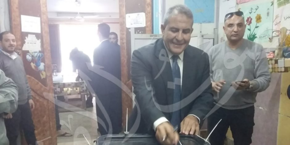 طاهر أبو زيد يدلي بصوته في استفتاء الدستور (صور)