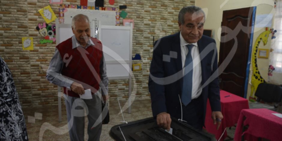 وزير التموين يدلى بصوته في الاستفتاء على التعديلات الدستورية بالمهندسين (صور)