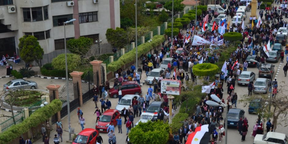 مسيرة حاشدة بجامعة المنصورة لحث المواطنين على المشاركة في الاستفتاء بالدقهلية 