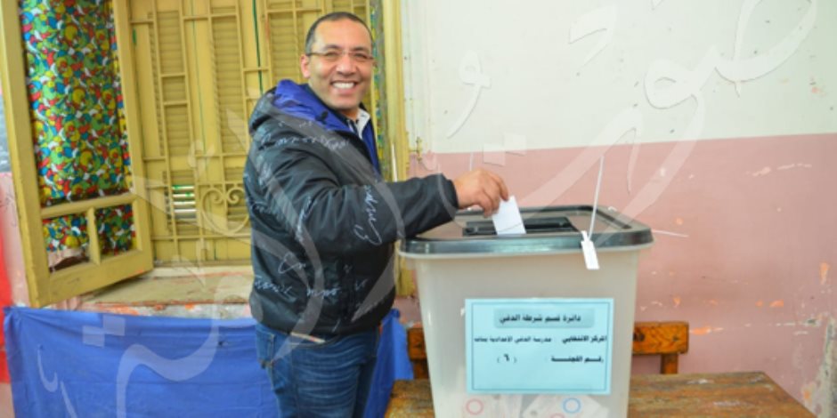 خالد صلاح يدلي بصوته في التعديلات الدستورية بلجنته الانتخابية بالدقي (صور)