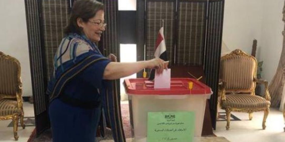سفيرة مصر بالبحرين تشارك في الاستفتاء على التعديلات الدستورية (صور)