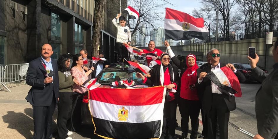 المصريون يتوافدون على قنصلية مصر بنيويورك للمشاركة في الاستفتاء