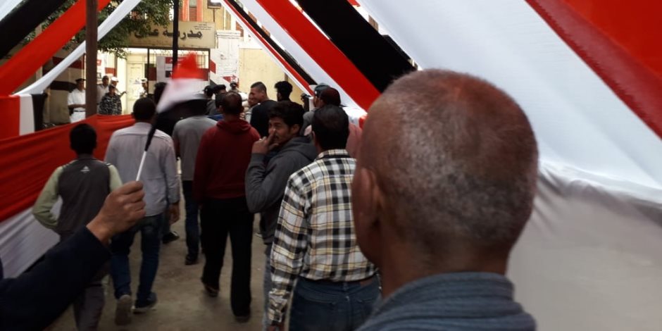 مع بداية اليوم الثاني للاستفتاء.. زحام أمام لجان الاقتراع