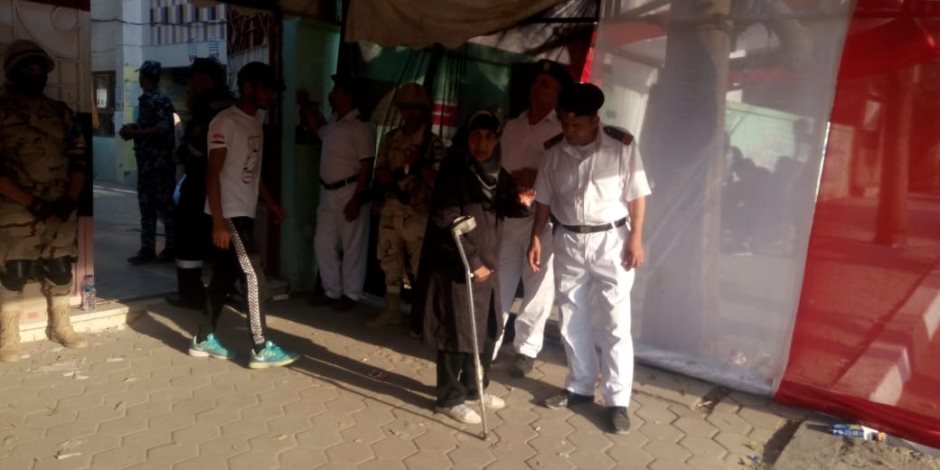 قوات تأمين اللجان الانتخابية بالمنيل تساعد كبار السن على الإدلاء بأصواتهم (صور) 