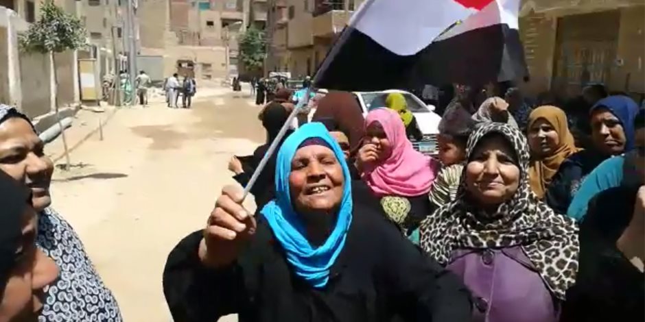 أهالي الصف يرقصون بأعلام مصر أمام لجان الاستفتاء على تعديلات الدستور (فيديو)  