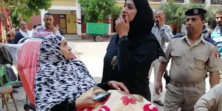 نموت نموت وتحيا مصر.. سيدة مسنة تصوت  في الاستفتاء من على سرير المستشفى 