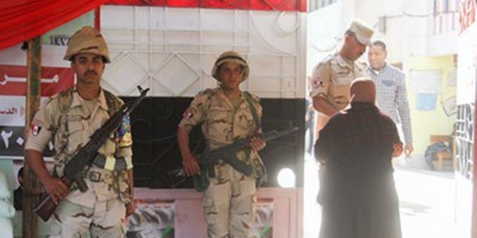 انتشار قوات الأمن أمام مقار اللجان لتأمين الاستفتاء على تعديلات الدستور (صور)