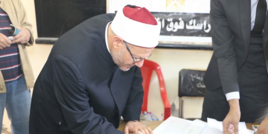 مفتي الجمهورية يدلي بصوته في التعديلات الدستورية في القاهرة