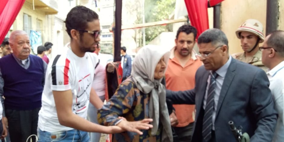 كبار السن يتوافدون على لجان شبرا للإدلاء بأصواتهم في الاستفتاء (صور) كبار السن يتوافدون على لجان شبرا للإدلاء بأصواتهم في الاستفتاء (صور)