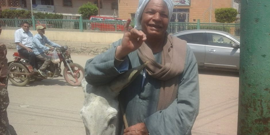 تركت أرضي من أجل وطني.. «ناخب» يصطحب حماره أثناء الإدلاء على التعديلات الدستورية (صور) تركت أرضي من أجل وطني.. «ناخب» يصطحب حماره أثناء الإدلاء على التعديلات الدستورية (صور)