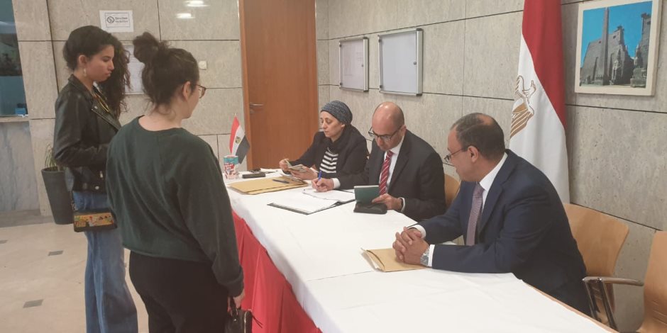 اليوم الثاني.. السفارة المصرية في ألمانيا تفتح أبوابها لمواصلة التصويت (صور)