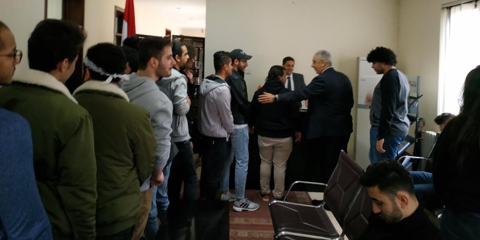 الشباب المصري يزين سفار مصر ببكين فى اليوم الثاني للتصويت على الدستور (صور) الشباب المصري يزين سفار مصر ببكين فى اليوم الثاني للتصويت على الدستور (صور)