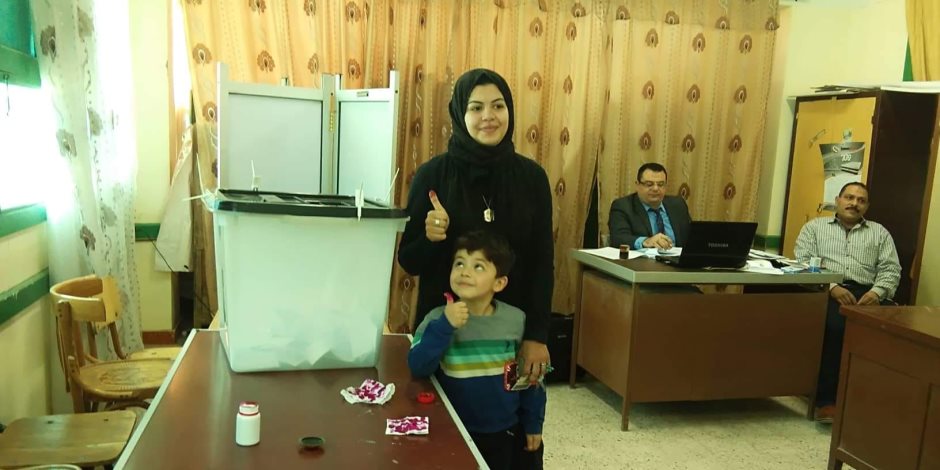 زوجة الشهيد أحمد الشبراوي تدلي بصوتها في الإستفتاء بالشرقية: المشاركة واجب وطني 