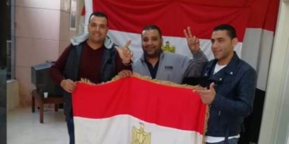 المصريون في لندن يحتفلون بالمشاركة في الاستفتاء علي التعديلات الدستورية