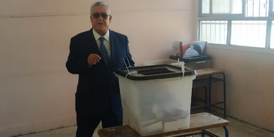 رئيس المحكمة الدستورية العليا يدلي بصوته فى الاستفتاء بمدرسة طبري شيراتون