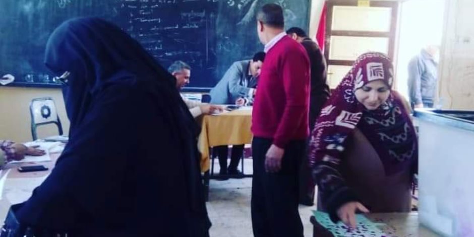 مستشار بلجنة بالدقهلية يساعد مسن في التصويت علي استفتاء التعديلات الدستورية