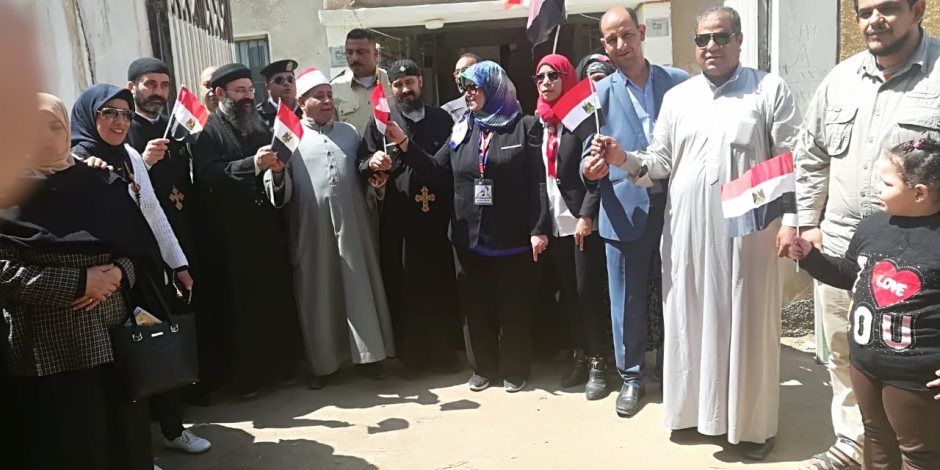 الشيخ والقسيس يدلون بأصواتهم سويا في استفتاء الدستور بالشرقية