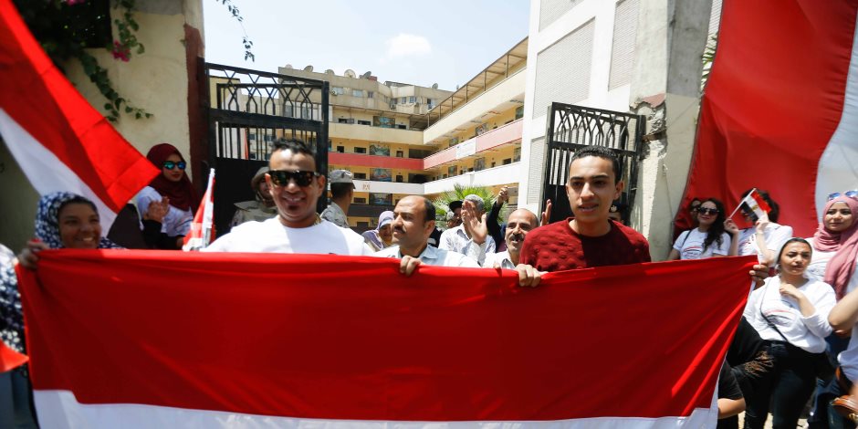 محمود الليثي يشارك المواطنين بمسيرة لدعم الاستفتاء في الهرم (صور)