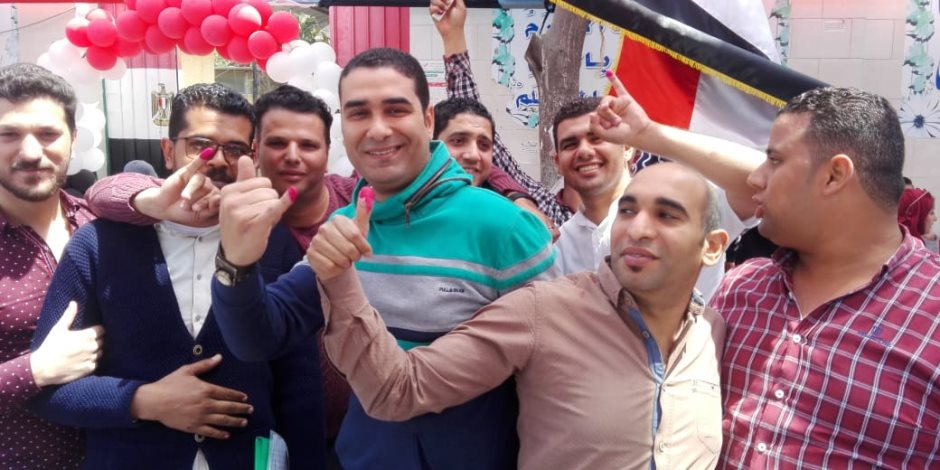 بالأغاني الوطنية.. أهالي مصر الجديدة يحتفلون بالاستفتاء على التعديلات الدستورية بالأغاني الوطنية.. أهالي مصر الجديدة يحتفلون بالاستفتاء على التعديلات الدستورية