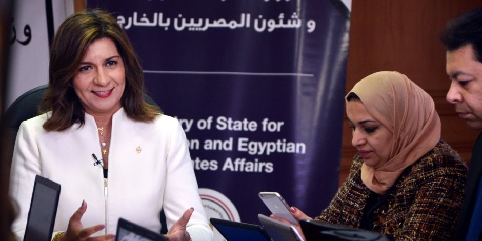 السفيرة نبيلة مكرم: المصريون بالخارج أظهروا مشهدًا حضاريًا خلال أيام الاستفتاء على الدستور