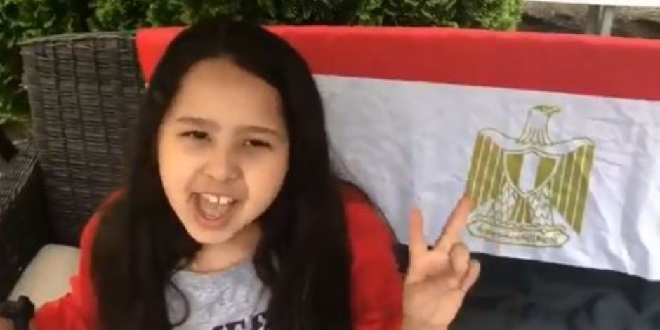«بحبك يا سيسي».. طفلة مصرية تشارك والدتها بأمريكا الاستفتاء على التعديلات الدستورية 