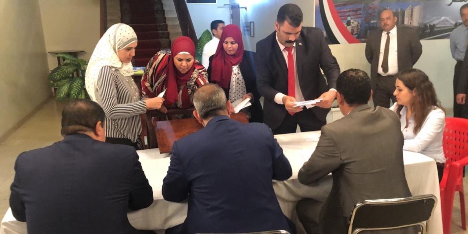 سفارة مصر في عمان تعلق غلق التصويت في الاستفتاء على التعديلات الدستورية وبدء الفرز (صور)