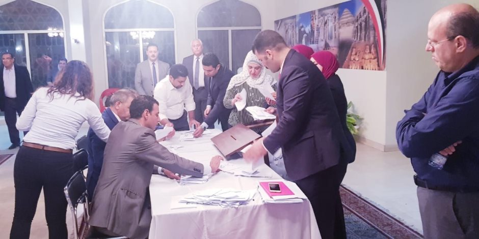 بدء فرز الاصوات على التعديلات الدستورية بمسقط (صور) بدء فرز الاصوات على التعديلات الدستورية بمسقط (صور)