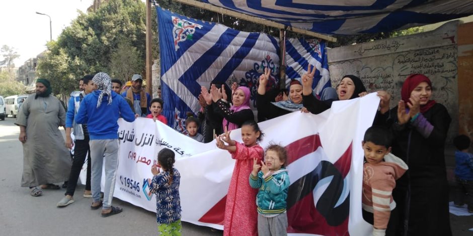 طوابير أمام لجان سوق العبور والشباب يغازلوا المواطنين بالأغاني الوطنية