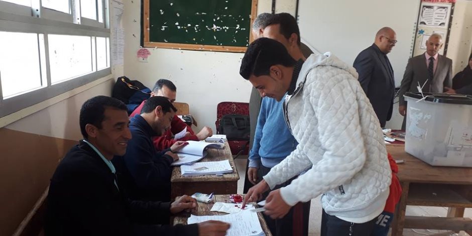 أهالي شمال سيناء يتوافدون على لجان الاستفتاء في اليوم الثاني للتصويت (صور)