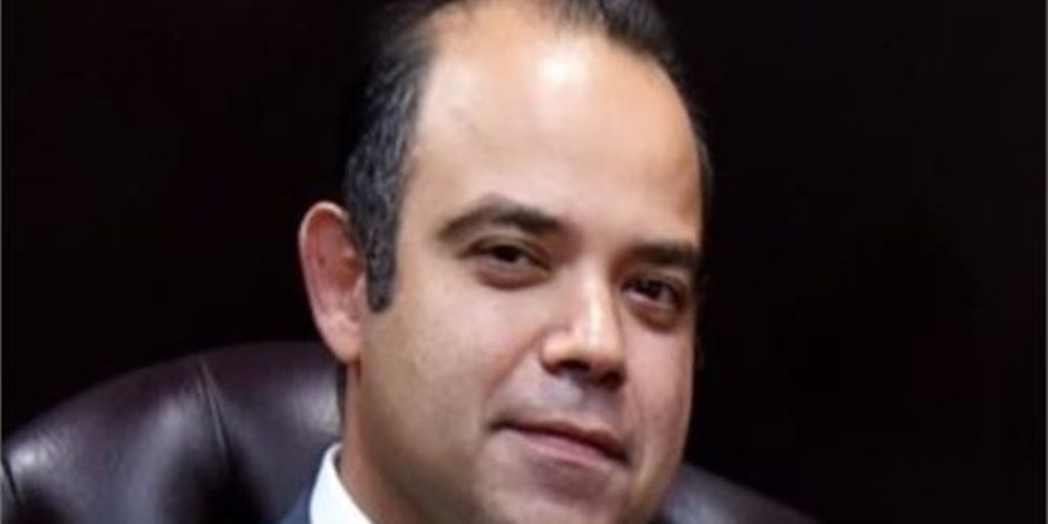 رئيس البورصة المصرية يدلي بصوته في التعديلات الدستورية باحدي لجان القاهرة الجديدة