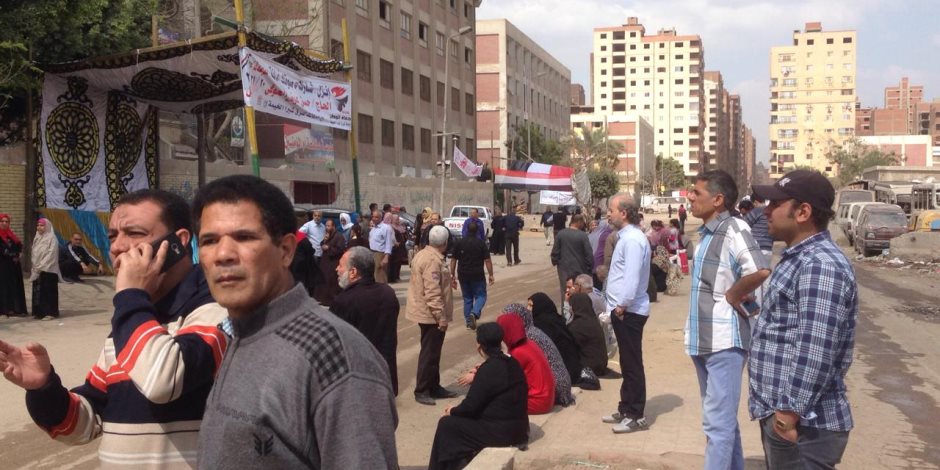 أهالي شبرا الخيمة يستعدون للإدلاء بأصواتهم في الاستفتاء على التعديلات الدستورية (صور)