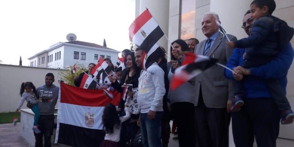 المصريون بقبرص يشاركون فى استفتاء التعديلات الدستورية (صور)