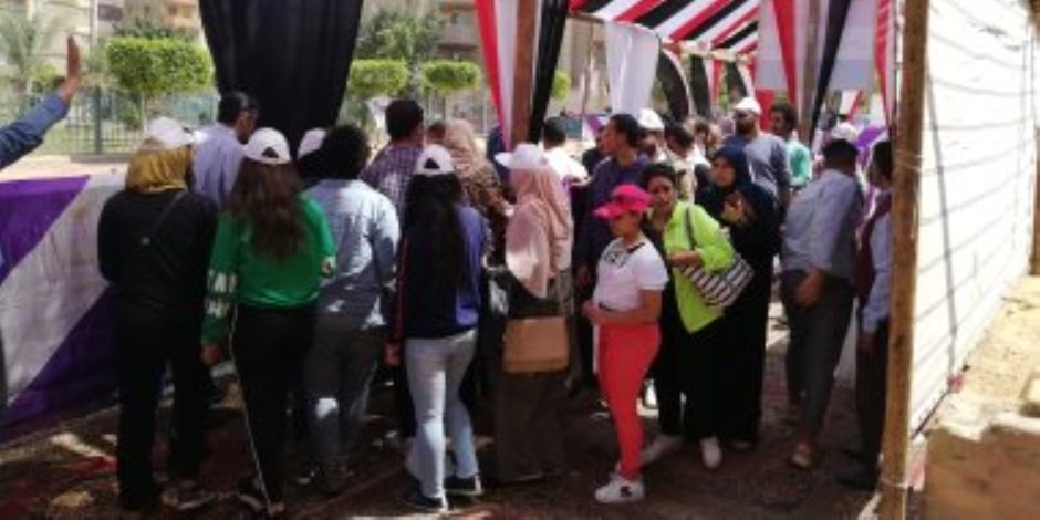 طوابير الفتيات أمام لجنة المتحف الزراعي بالدقي ثاني أيام الاستفتاء 