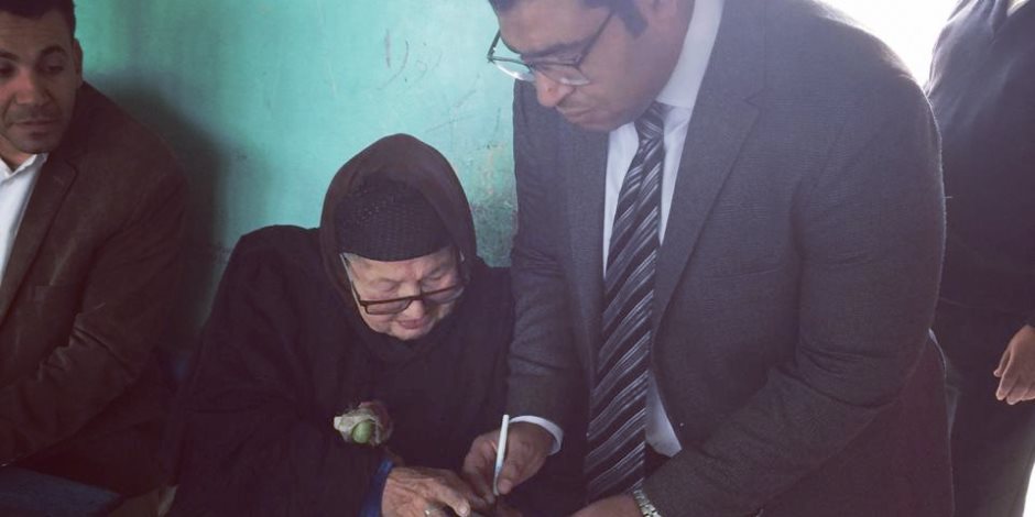 مسنة مريضة عمرها 90 عاما تحرص على المشاركة في استفتاء التعديلات الدستورية بالشرقية