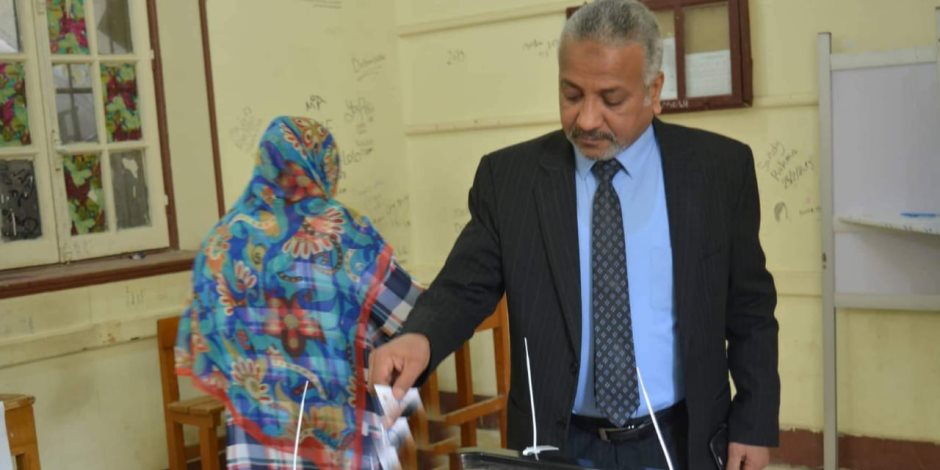 نائب رئيس جامعة الأزهر فرع أسيوط يدلي بصوته في الاستفتاء: عبور لمستقبل أفضل