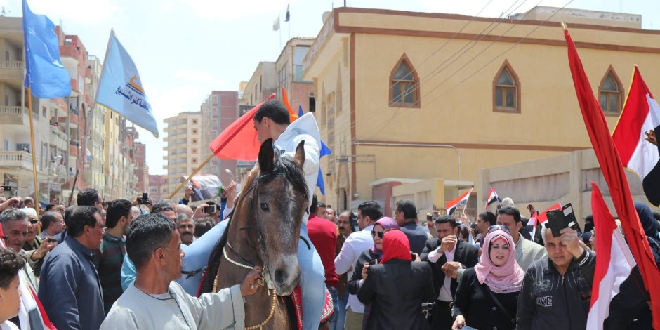 بالطبول والخيول.. الناخبون يتوافدون على لجان الاستفتاء في كفر الشيخ (صور)