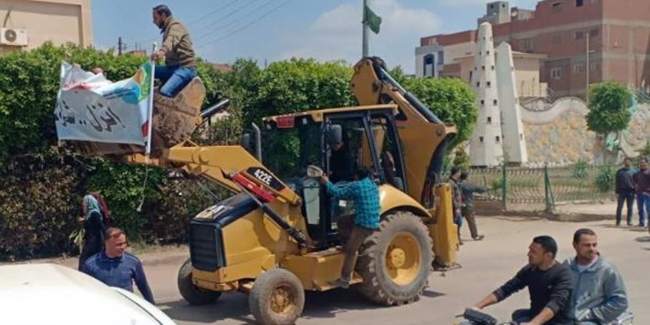 في مسيرة حاشدة.. اللودر أحدث الطرق لنقل الناخبين بالمنوفية (صور)